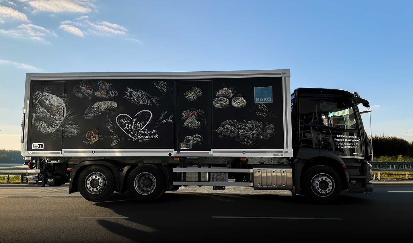 LKW BÄKO Folierung schwarz matt mit Werbung gezeichnet von Thomas Klefisch