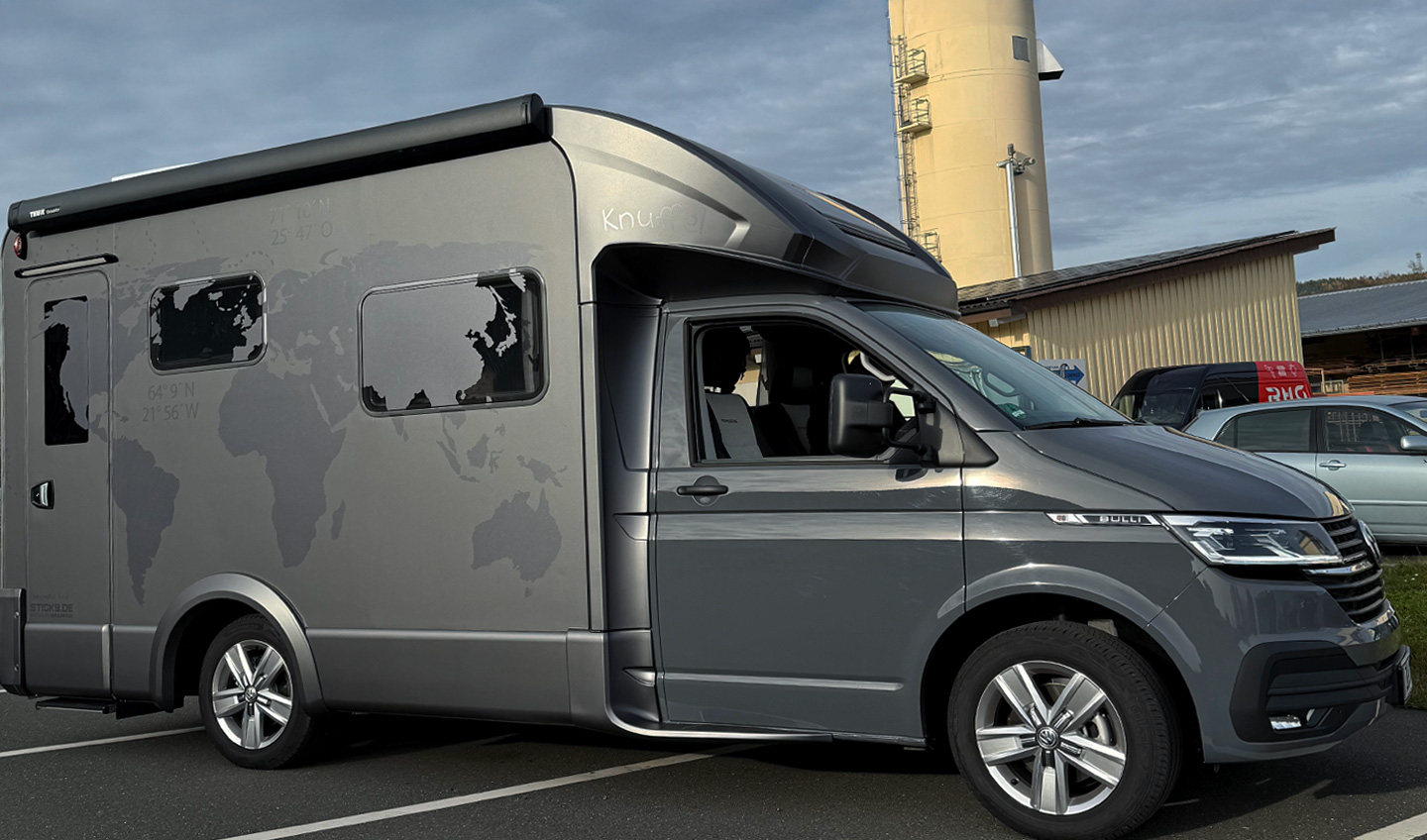 Wohnmobil-Folierung_Weinsberg_Weltkarte_matt_VW-Bulli_Stick9_1 Wohnmobil-Folierung Weinsberg-grau_matt-Weltkugel