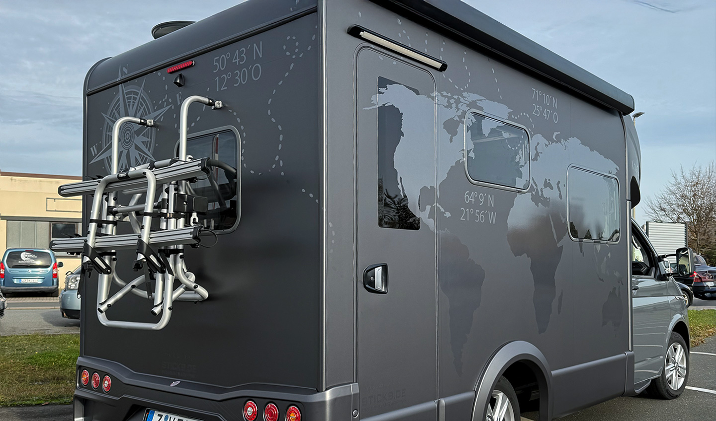 Wohnmobil-Folierung_Weinsberg_Weltkarte_matt_VW-Bulli_Stick9_2 Wohnmobil-Folierung Weinsberg-grau_matt-Heck